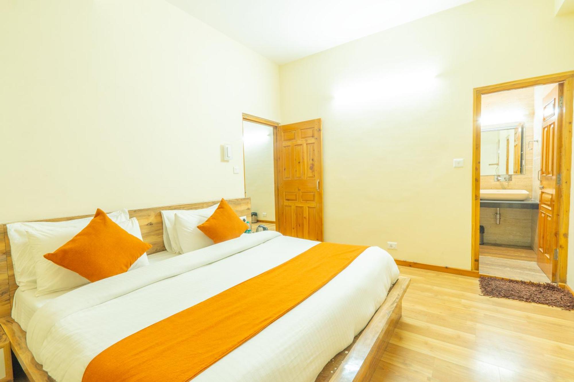 Hotel Rising Star Near To Mall Road #Budgetfriendly #Bigrooms #Garden #Bonfire #Parking #Forestview #Mountainview Manāli Exteriör bild